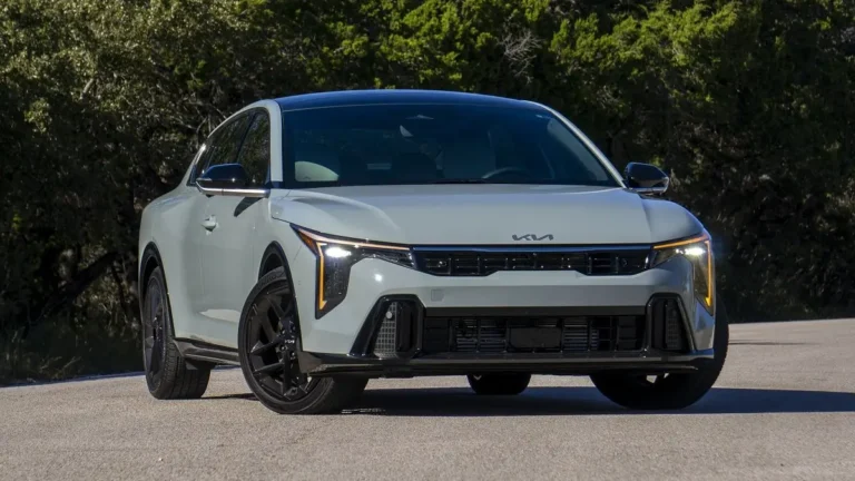 2025 Kia K4 GT-Line